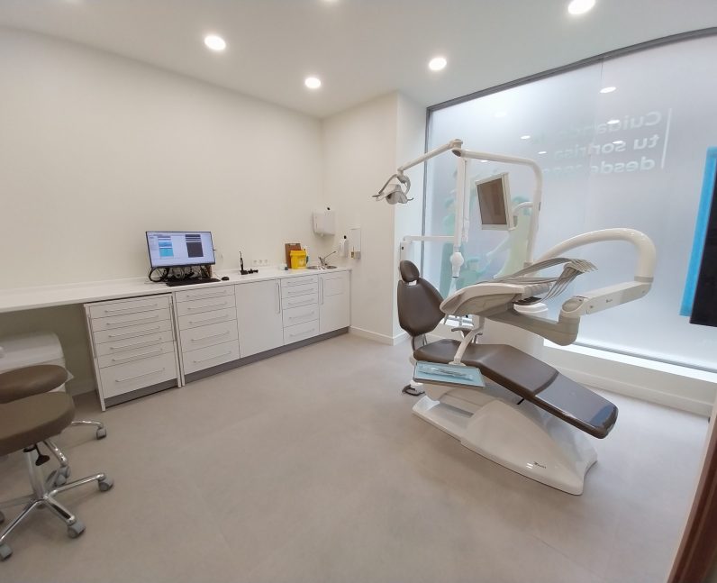 1000089099 Clínica odontológica con tonos marrones