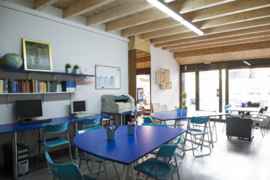 Aula en tono azul y bigas de madera