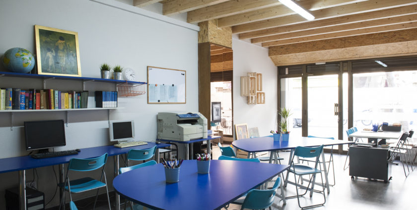 Aula en tono azul y bigas de madera